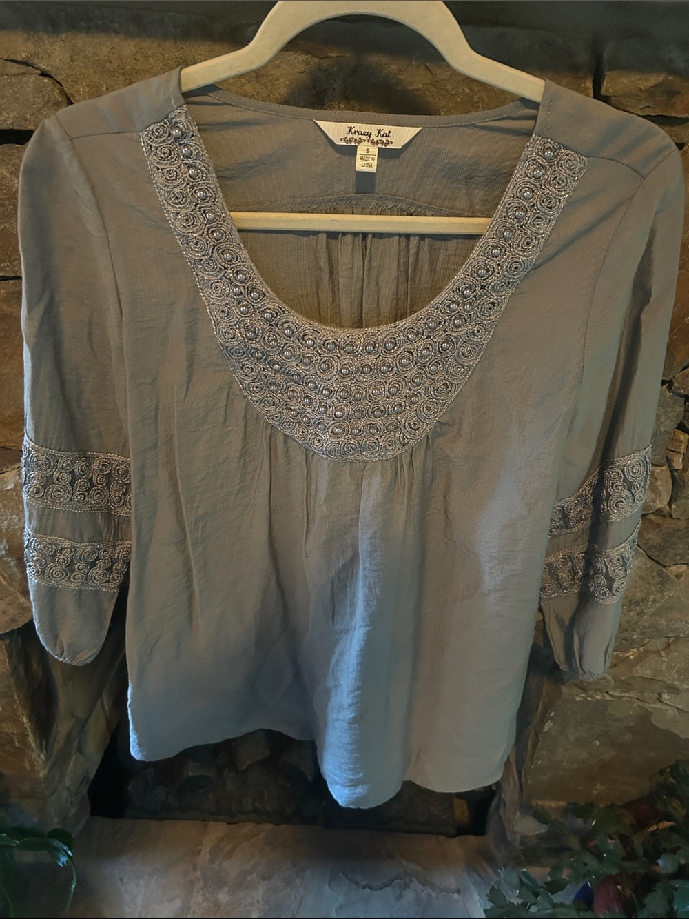 Krazy Cat Light Gray Embroidered Scoop-Neck Peasant Blouse; 3/4 Sleeves; Size S